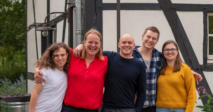 Lotte (rechts) met onder meer Philippe Geubels en andere mensen met Tourette.