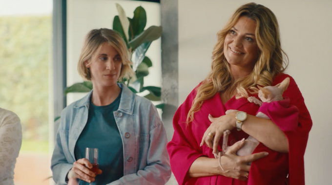 Emilie als Delphine in ‘Nonkels’, hier te zien naast actrice Silke Thorrez.