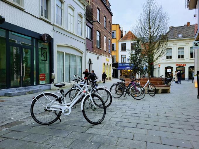 Hoewel het winkelcentrum beschikt over een ondergrondse fietsenparking, worden heel wat fietsen hinderlijk gestald in de Sionstraat.