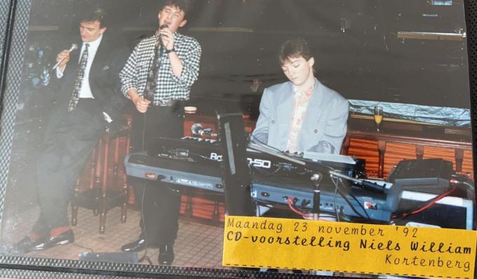 Een foto uit ons archief van maandag 23 november 1992 tijdens de cd-voorstelling van Niels William (midden) in een zaal in Kortenberg. Links zie je Frank Dingenen, rechts ‘denken we’ de jonge Miguel Wiels.