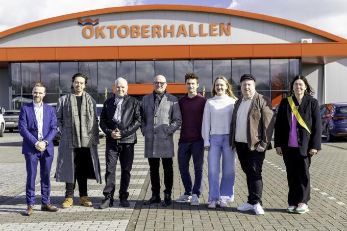 De cast en verantwoordelijken voor de Oktoberhallen, waar dit event vanaf eind september wordt gehouden.