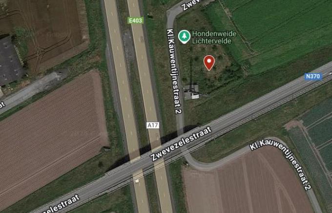 Eén van de 177 Ventilus-masten komt pal in de recent geopende hondenlosloopweide in Lichtervelde.