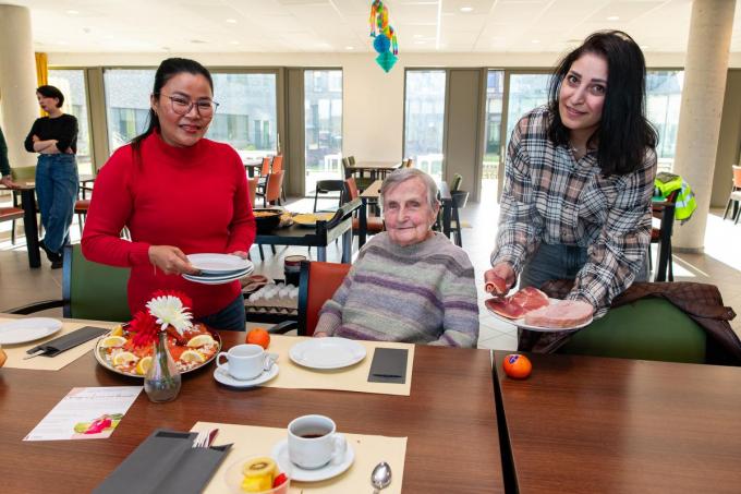 Vrijwilligers Kanisa en Wafaa en bewoonster Lut zijn het er over eens: “Elkaar helpen en elkaars wereld leren kennen heeft alleen maar positieve gevolgen.”