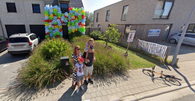 Het gezin poseerde voor hun huis dat volledig met ballonnen werd versierd.