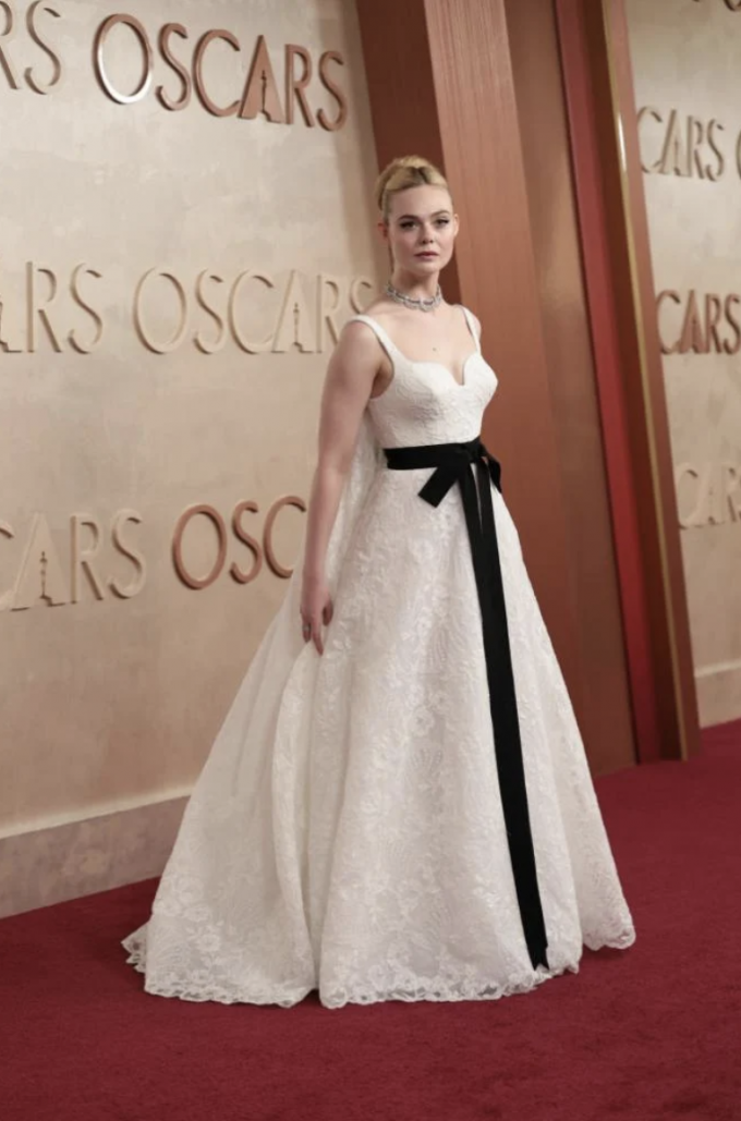 Elle Fanning en Givenchy et Cartier