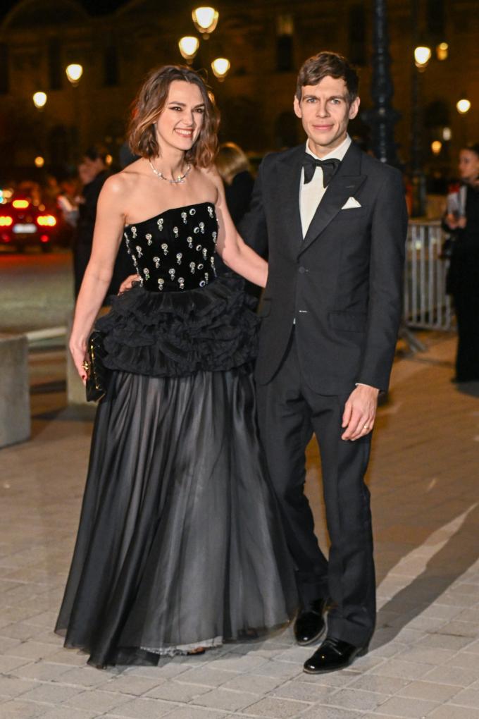 Keira Knightley & James Righton bij het Louvre