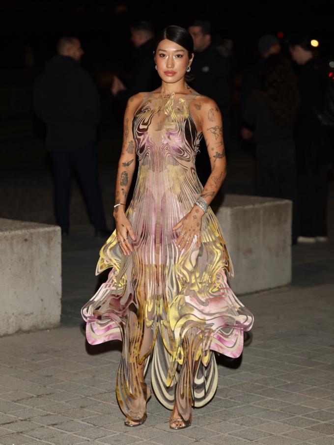 Peggy Gou bij het Louvre