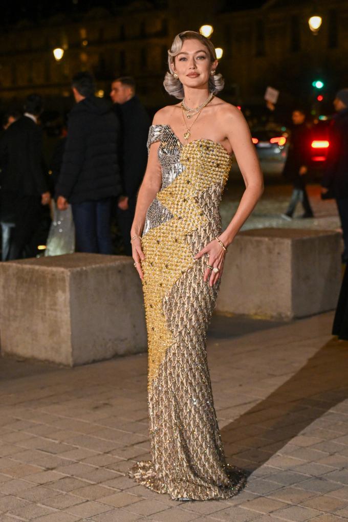 Gigi Hadid bij het Louvre