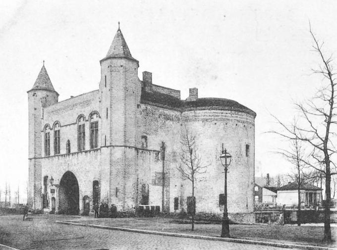 De Kruispoort met rechts het octrooihuisje.