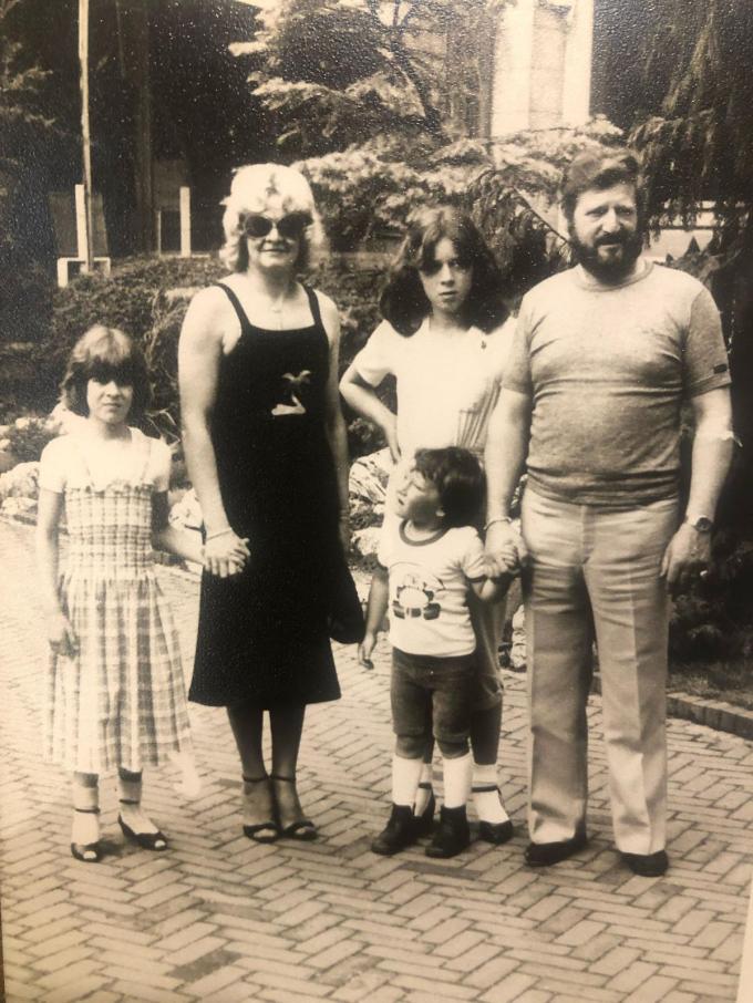 Renzy Tielens (vooraan) met zijn ouders Daisy en Arnold en zijn twee zussen.