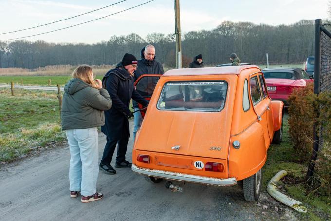 Jan Verheyen plaatst het (speelgoed)wapen in het voertuig.