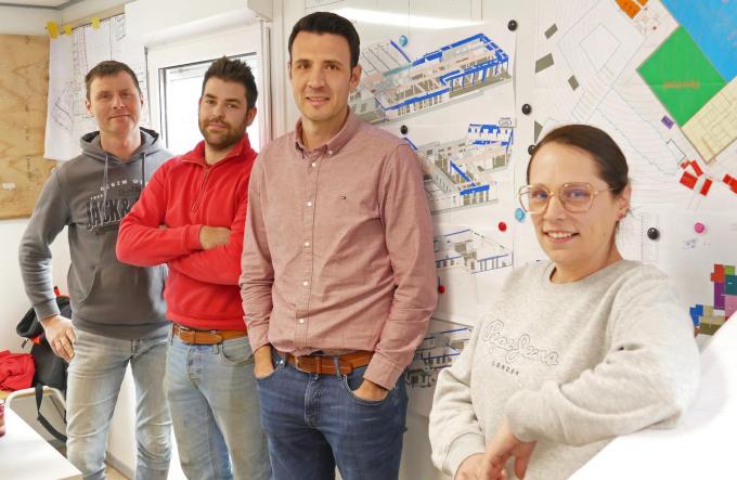 Projectleider Jonas Landuyt (tweede van rechts) met medewerkers Feys, Janssens en Deforce: werken aan een enorme constructie. (foto GGM)