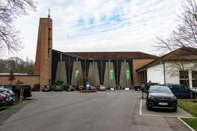 Domein Virgo Fidelis bestaat onder meer uit een gebouwencomplex met drie residentiële vleugels waarin ook een schooltje zit. Er zijn vergaderzalen, slaapzalen en een cafetaria van het Bisdom Brugge.