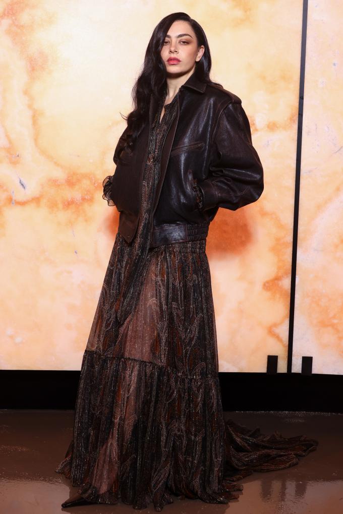 Charli XCX bij Saint Laurent 