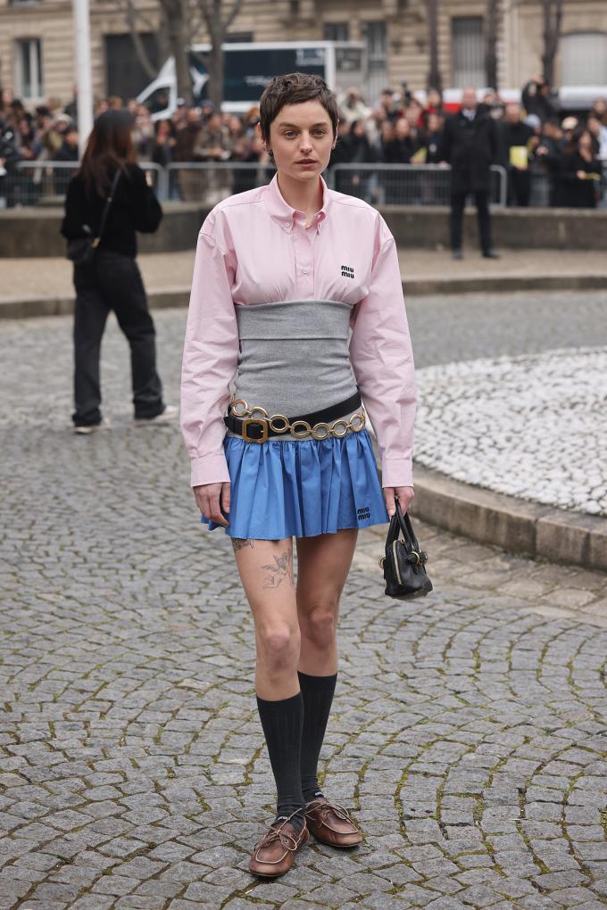 Emma Corrin bij Miu Miu 