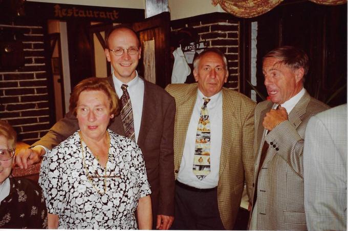 Lutgart Wostyn kreeg in 1990 een eresculptuur voor haar inzet. We zien haar samen met Karel Strijckmans, oud-voorzitter Arseen Verbeke en Jacques Taillaert van DF-nationaal. (foto Archief Davidsfonds Tielt)