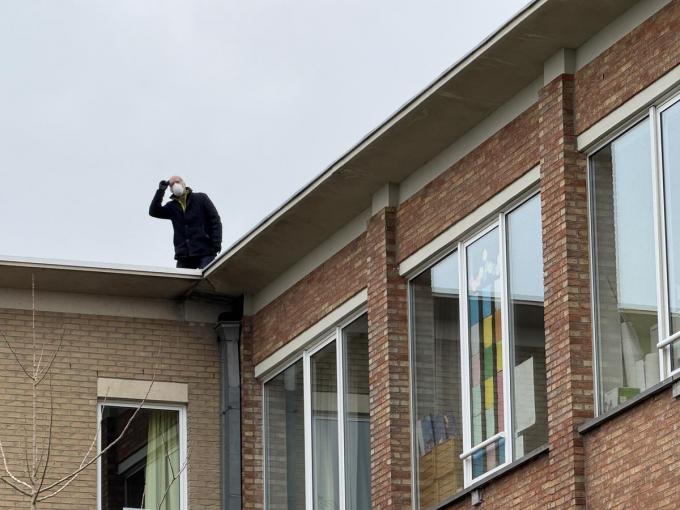 Zelfs het dak van de gebouwen wordt afgespoten.