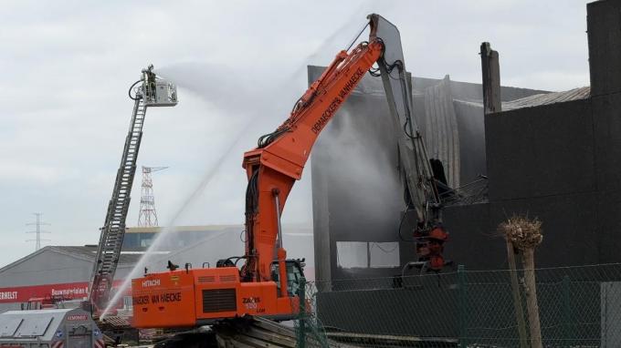 Een onderaannemer is begonnen met de afbraak van de gebouwen De Scheemaeker.