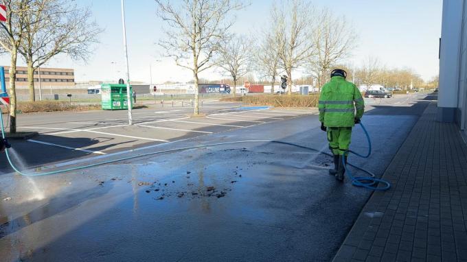 Eén firma is dinsdagmorgen met eigen middelen reeds begonnen met de schoonmaak van hun stuk parking.