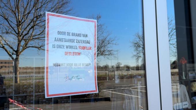 Bij sommige winkels hangt een briefje aan de deur, maar daar staat niet op wanneer de winkel weer opengaat.