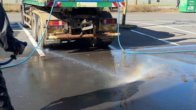 Eén firma is dinsdagmorgen met eigen middelen reeds begonnen met de schoonmaak van hun stuk parking.