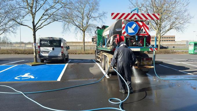 Eén firma is dinsdagmorgen met eigen middelen reeds begonnen met de schoonmaak van hun stuk parking.