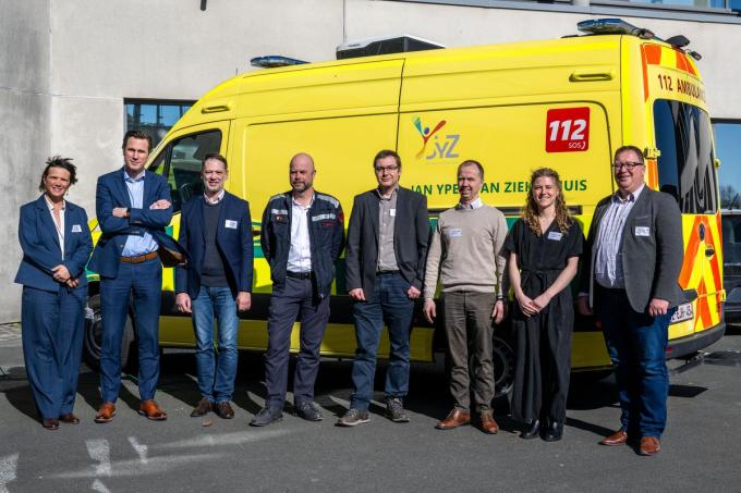 We zien v.l.n.r. Caroline Gheysen (JYZ), Frederik Chanterie (JYZ), Lieven Tack (POM West-Vlaanderen), Bruno Denys (Brandweer Westhoek), Dries Vanoost (KU Leuven), Tom Ottevaere (e-BO Enterprises) en Ine Van der Cruyssen (Howest).