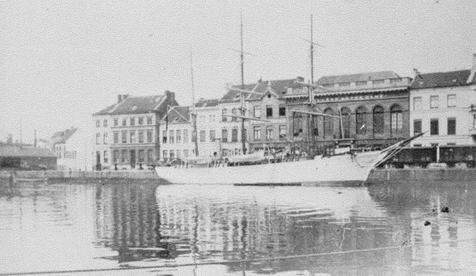 De Belgica ligt aangemeerd in het Handelsdok (nu Mercatordok) voor het O.-L.-V.-College in Oostende omstreeks 1905. (gf)