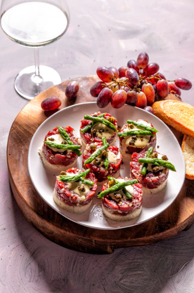 Mini steak tartare met mosterdmayo en groene asperges