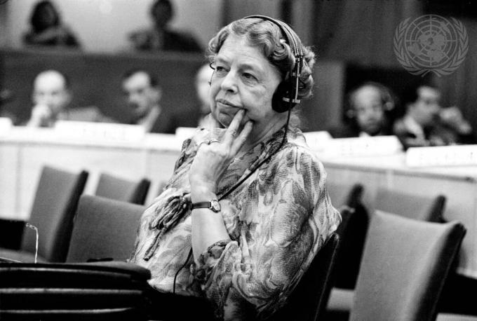 Eleanor Roosevelt presenteert als voorzitter van de Commissie voor de Rechten van de Mens van de Verenigde Naties, de Universele Verklaring van de Rechten van de Mens in New York. (UN Photo/Kari Berggrav)