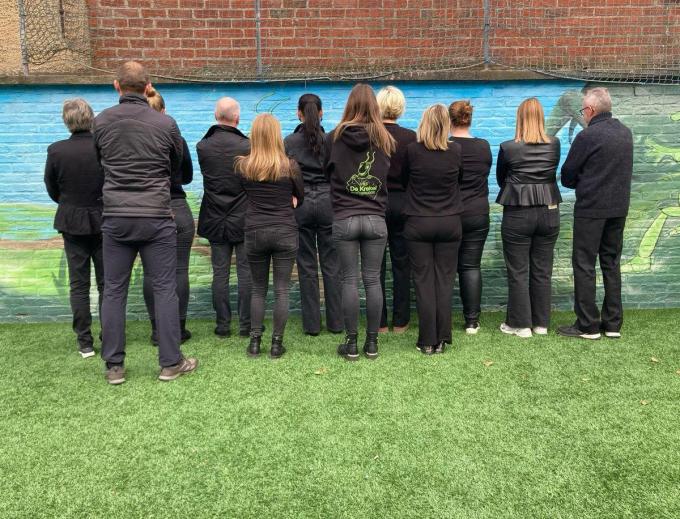 Het team van De Krekel trok in zwarte kledij naar school.