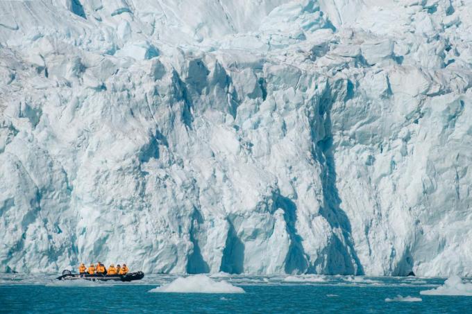Aan de Monacobreen, een van Spitsbergens bekendste gletsjers, varen we in een zodiac langs een tientallen meters hoge ijsmuur. (foto Sbedaux)