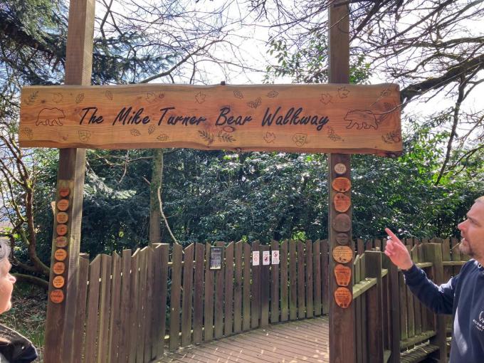 De zaakvoerders hebben na hun bezoek een goed gevoel over de nieuwe verblijfplek van de beren.