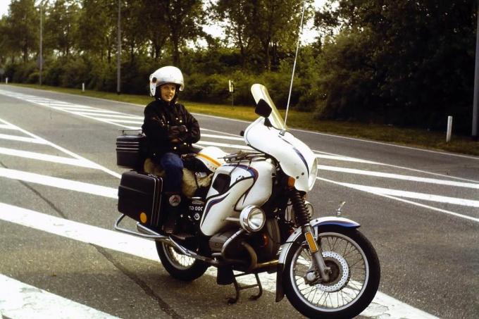 Een jonge Renaat op de BMW, waarmee vader en zoon naar Noorwegen trokken.