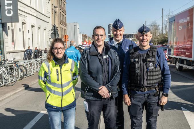 Lien Staessen van noodplanning, brandweerman Fons De Backer, commissaris Bart Deknudt en politieagent Nico Van Coillie.