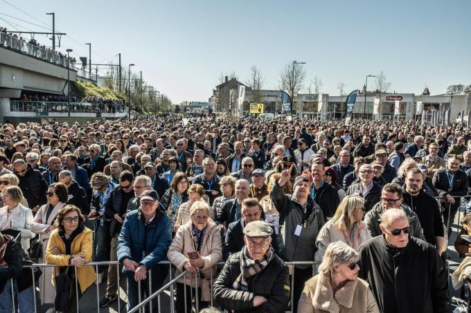 Een massa verzamelt zich op het Stationsplein.