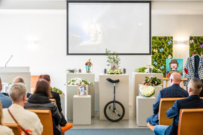 De eenwieler van Tony prijkte vooraan. Daar entertainde hij graag de kinderen mee.