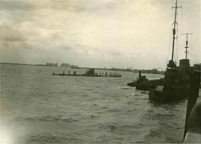 De U-57 in de haven van Zeebrugge in 1918.