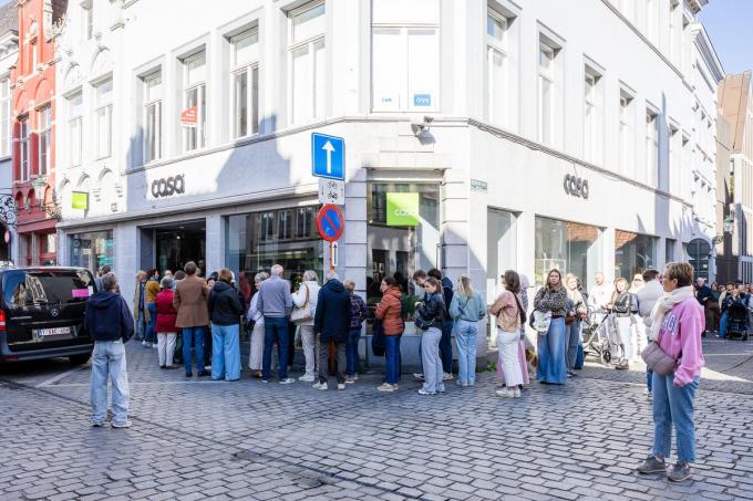 Er trokken ook heel wat koopjesjagers naar de vestiging van CASA in de Geldmuntstraat, in het centrum van Brugge. Maar die mensen stonden daar voor een gesloten deur.