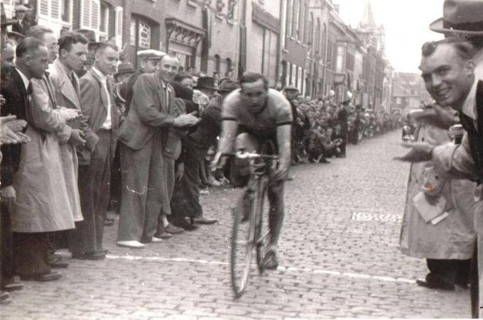 Foto uit 1947 met winnaar Briek Schotte in de Kortrijksestraat.