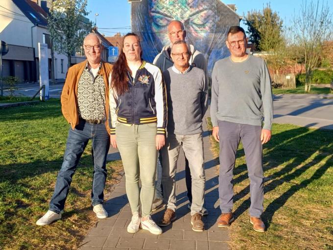 De Krottegemse Ransels met Frank Wauters, plaatsmeester Shana Tuytens, Kenneth Lambrecht, Gino Van Eeckhoutte en Frederik Moerman. (gf)