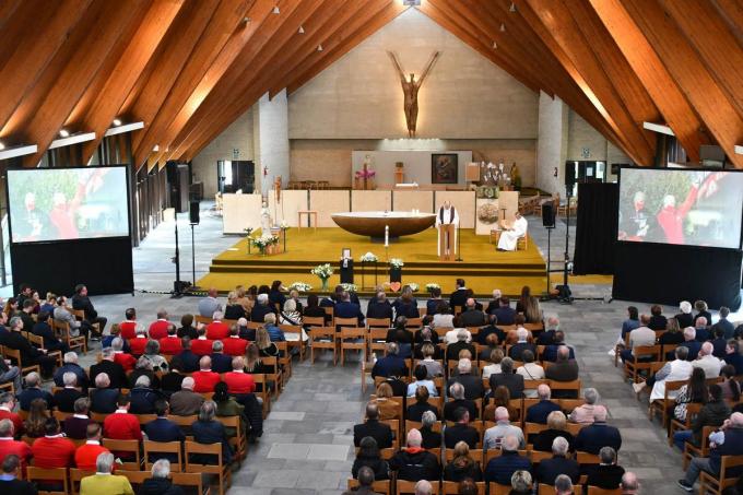Een afgeladen funerarium, gevuld met familie, vrienden, kennissen en collega’s van de wegpolitie én van de wielerklassieker Kuurne-Brussel-Kuurne die allemaal afscheid kwamen nemen van Geert.