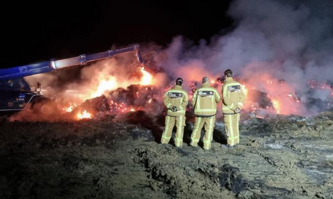 De brandweer moest de vlammen gecontroleerd laten uitbranden.