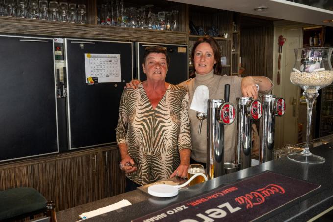 Mama Pierrette Van Hauwaert springt af en toe eens bij bij haar dochter Donacienne in het Christen Volkshuis.