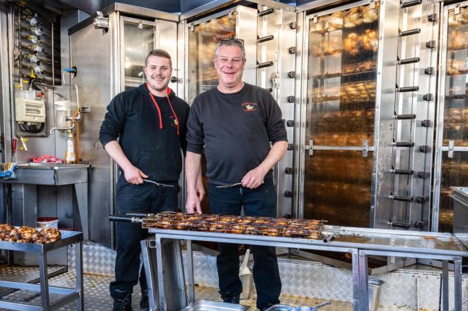 Dylan en Kris Declerck met hun kippen aan ‘t spits.