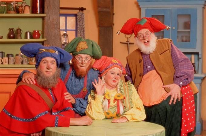 Chris Cauwenberghs, links, als Kabouter Lui. We zien hem hier in de begindagen met Aimé Anthony (Kabouter Klus) Agnes De Nul (Kabouter Kwebbel) Walter De Donder (Kabouter Plop).