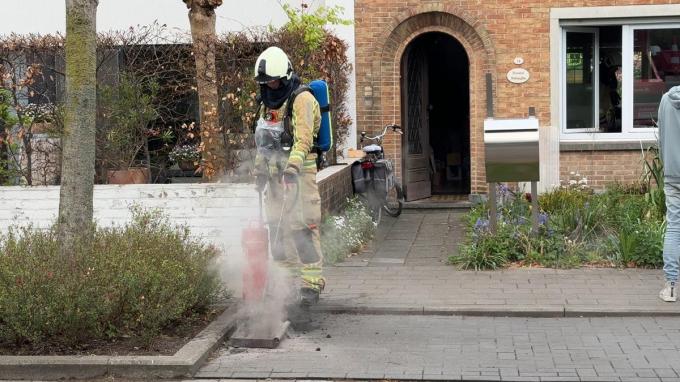 De brandweer kwam ter plaatse en had weinig moeite om de situatie onder controle te krijgen.
