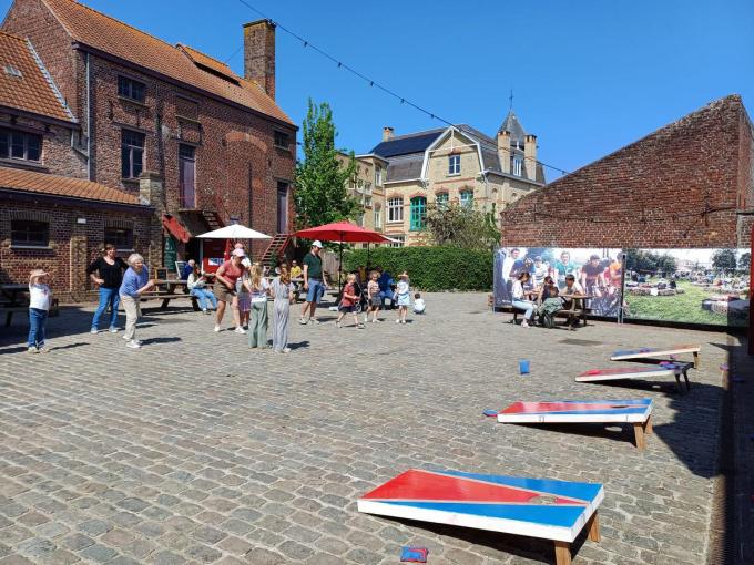 Op Erfgoeddag zette De Kinderbrouwerij in Reningelst de deuren open voor het EK moutzakgooien.