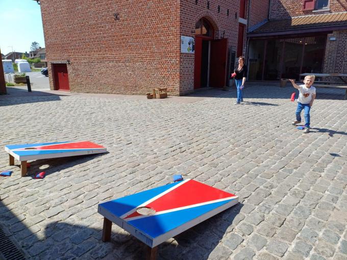 Op Erfgoeddag zette De Kinderbrouwerij in Reningelst de deuren open voor het EK moutzakgooien