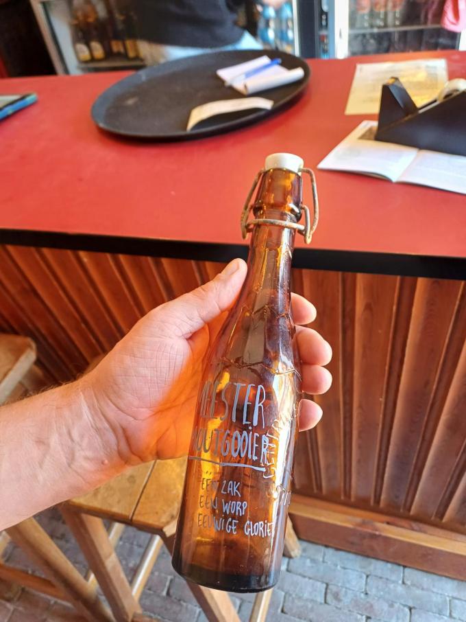 Het winnende team mocht deze originele beker in ontvangst nemen.